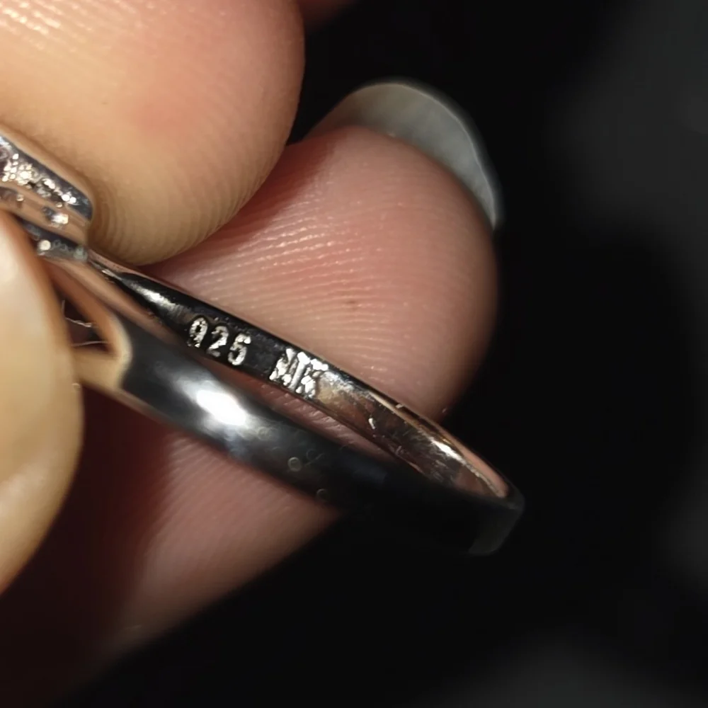 Elegant Sterling Silver Blue Topaz Ring - Picture 2 of 4